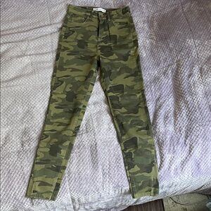 Zara High Wasted Camouflage Skinny Jeans size 2